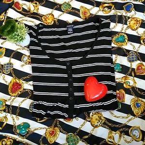 TORRID TOP SIZE 3 ..BLACK N WHITE Sunday sale.....